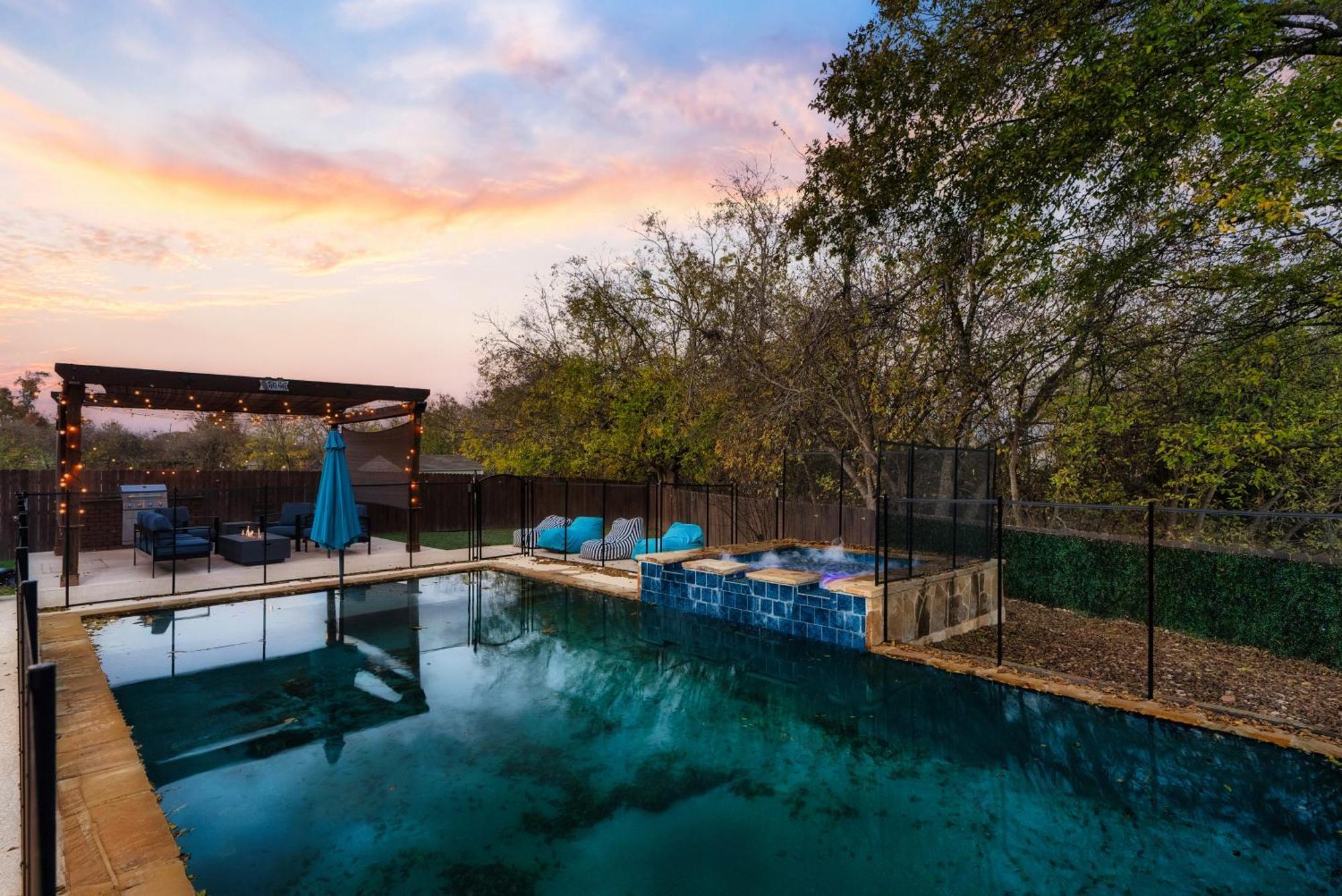 Stunning Family Home With Pool & Hot Tub - Sleeps 17 Pflugerville Ngoại thất bức ảnh